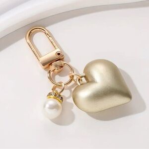 NWT! Acrylic Love Pearl Dripping Oil Keychain Fashion Classic Romantic Style.